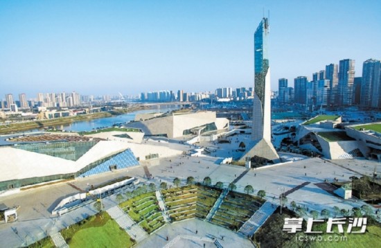 "三馆一厅"均是立体的多边形,就像河流冲击出来的沙堆砾石一般,从大地