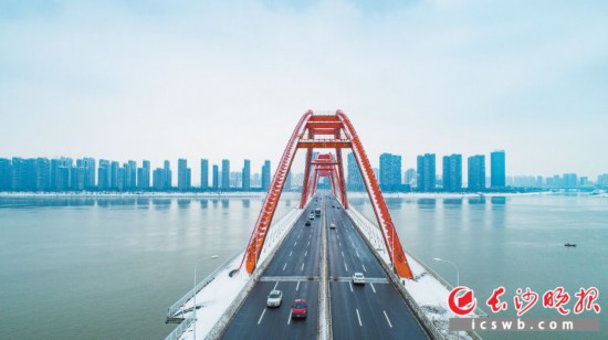 昨日,记者兵分几路到三汊矶大桥、福元路大桥、银盆岭大桥等过江通道和岳麓大道、芙蓉路等城市主干道进行航拍,路面的冰雪都已被清理干净,道路畅通。 长沙晚报全媒体记者 邹麟 余劭劼 黄启晴 摄影报道