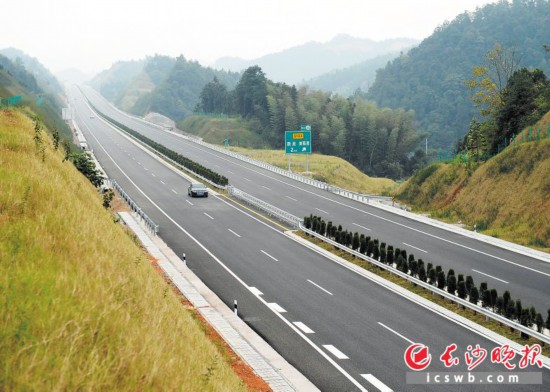 ��������2018��ף����ϸ��ٹ�·��ͨ��6724������ٹ�··��ȫ���γɣ������µ����������ϵˮ�����ɡ�          ������Ƭ