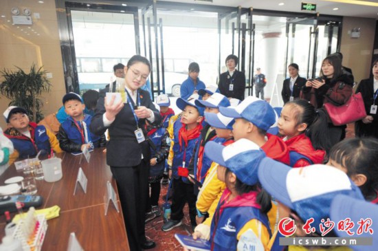 小学生在国家城市供水水质监测网长沙监测站参观。长沙晚报全媒体记者 余劭劼 摄