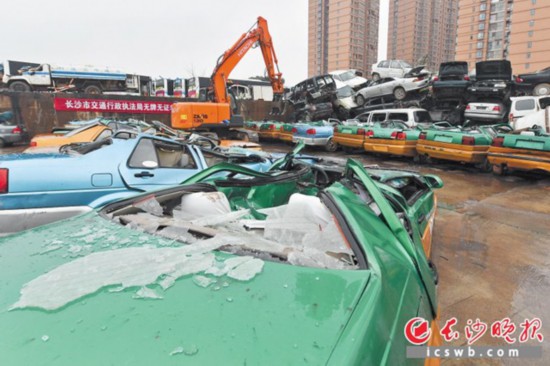 随着“轰隆隆”一阵巨响,22辆无牌无证非法营运假冒出租车瞬间变成了废铁。 长沙晚报全媒体记者 王志伟 摄