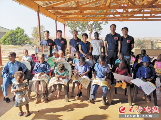 �����й������ϣ���16��Ԯ��ҽ�ƶ�ԱΪ���ض�ͯ�����������뺢���Ǻ�Ӱ���Ԯ��ҽ�ƶӹ�ͼ