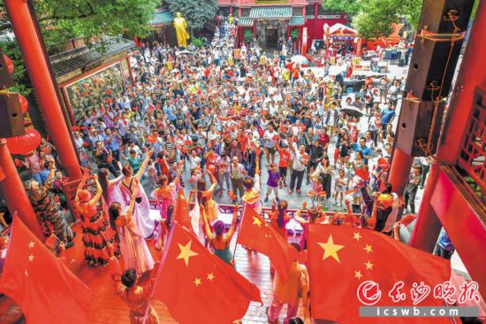 充满民俗味道的火宫殿庙会吸引了众多游客。长沙晚报全媒体记者 陈飞 摄