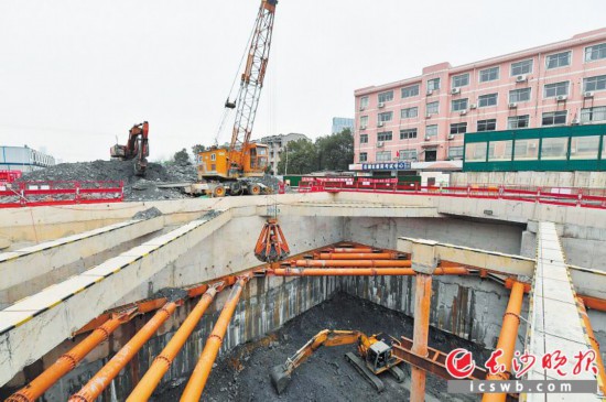 2月10日上午,地铁6号线六沟垅站施工现场,10余名工人操作挖机、抓机等设备作业。 长沙晚报全媒体记者 王志伟 摄