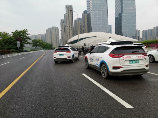 长沙梅溪湖国际文化艺术中心附近,一辆百度阿波罗自动驾驶出租车准备停靠路边。新华社记者刘良恒 摄