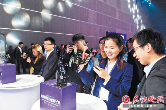 马栏山视频文创产业园内,5G体验区展示的一系列炫酷5G前沿技术应用和黑科技产品吸引了众多市民。 长沙晚报全媒体记者 王志伟 摄