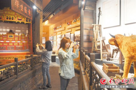 游客们在秧田村的耕读文化馆里参观。长沙晚报全媒体记者 黄启晴 摄