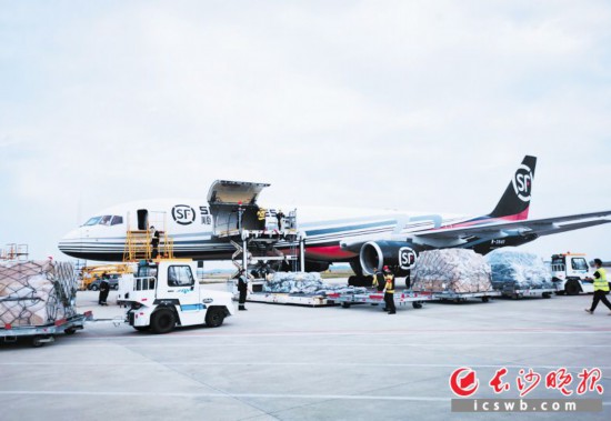 11月17日,长沙至大阪全货机航线开通,这是长沙今年开行的第十条国际货运航线。范远志摄