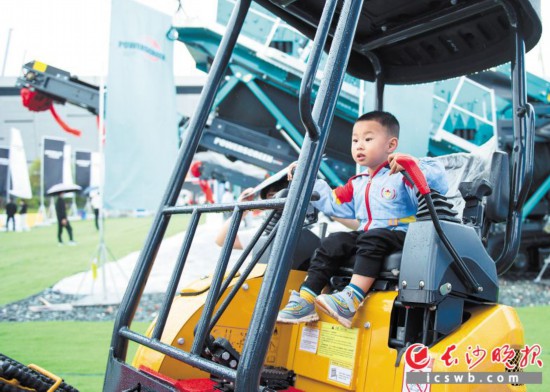 各式各样的挖掘机、推土机、吊机等重型装备集体亮相,吸引众多孩子争抢驾驶位当一回“挖机手”。均为长沙晚报全媒体记者 黄启晴 摄
