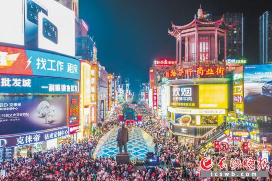 五一商圈是游客来长沙必到的打卡地之一。长沙晚报全媒体记者 李锋 摄