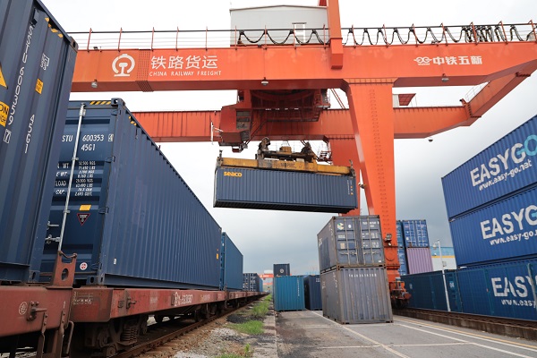 长沙国际铁路港内的集装箱运输。人民网 吴茜薇摄