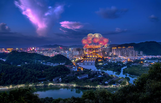 一河诗画 满城烟花。浏阳市委宣传部供图