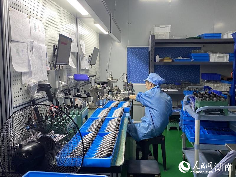 操作台上摆放着致用科技自主研发的高压共轨喷油器。 人民网记者 向宇摄
