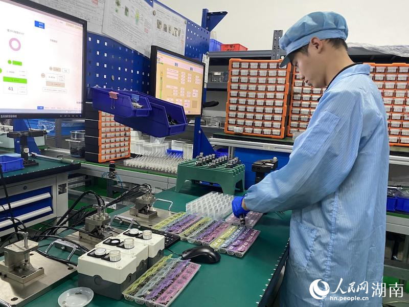 致用科技智能化喷油器组装线的其中一个环节。 人民网记者 向宇摄