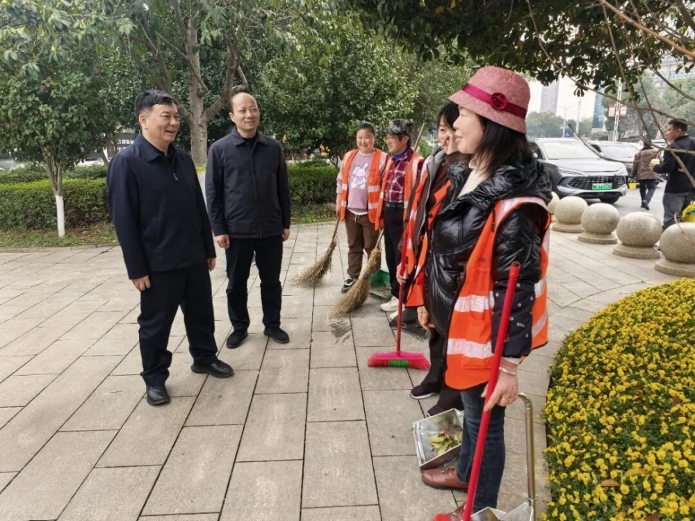 �������߷�ο��һ�߹�����Ա�Ͳ����������쵼